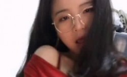 眼镜妹mei子红色装牛仔裤扭动诱惑慢慢脱掉漏奶漏逼