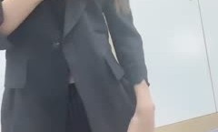 OL女神，下了班就是你的甜蜜女友，OL制服下的秘密，手指拨动蜜乳非常诱惑！