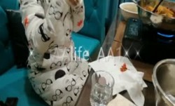 《最新极品⭐淫妻》新春福利牛X绿帽夫妻推特网红约粉3P人前户外露出啪pa啪调教儿子面前也露很反差(29)