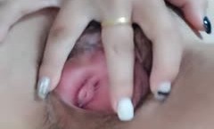 新来的年轻小骚妹mei子全程露脸跟狼友发骚，互动狼友听指挥玩弄逼逼，跳蛋塞逼里自[zi]慰，撅着屁股自己抠好多淫水