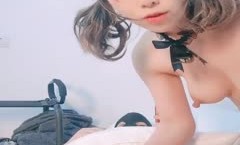 这小姑娘真骚啊露脸，让小哥尿液灌溉喝大哥的尿真鸡巴骚，深喉大鸡巴对着镜头主动上位草了骚穴干菊花真骚