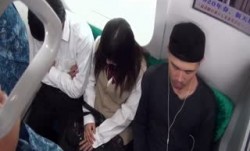 T28-347 満員電車で痴漢され我慢できずに絶頂する女子校生たち
