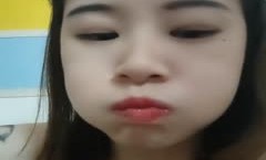 镜头前的小骚逼吃饱喝足全程露脸玩大黑牛，与小姐妹mei一起口交大鸡巴伺候大哥，被大哥各种爆草抽𝕄𝕚𝕤𝕤𝔸𝕍[chou]插射肚子上