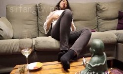 《顶级网红精品》多毛国人妹mei子留学生反差骚女私拍XXX🔞不好好学习甘心做老外母狗-MissAV-18 Video在沙发上用塔比袜子抚摸自己