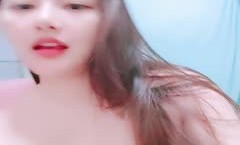 颜值很高的爆乳女模特，全程露脸陪狼友发骚，淫声荡语不断，各种撩骚动作刺激狼友，极品大奶子粉嫩的逼逼