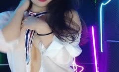 钢管舞女神的诱惑，制服高跟露脸无毛白虎逼性感好身𝕄𝕚𝕤𝕤𝔸𝕍shen材精jing彩大秀直播，揉奶玩逼激ji情艳舞看的旁边小哥受不了