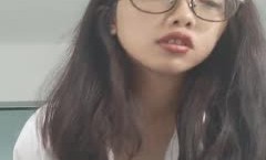 云云小尤物全程露脸小骚牌，黑丝齐逼小短裙诱惑，带个眼镜真骚揉内骚奶子撅着屁股自[zi]慰骚逼给狼友看精jing彩刺激