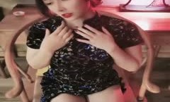穿旗袍的美丽御姐，就馋她的身子，白白嫩嫩，电动玩具自[zi]慰，骚穴流淫水，发骚声真甜！