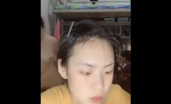 直播涂指甲油，后年室友没意识到光着身子..