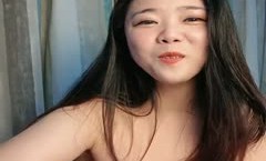 风骚的大奶姐姐精jing彩展示，全程露脸听狼友指挥，淫声荡语不断，道具抽𝕄𝕚𝕤𝕤𝔸𝕍[chou]插骚穴耳机放逼一边噗噗直响精jing彩又刺激