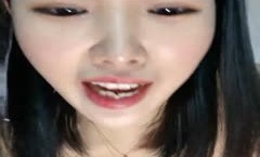 年轻齐肩发新人嫩neng妹mei子，全裸道具自[zi]慰插[cha]穴，第𝕄𝕚𝕤𝕤𝔸𝕍-🔞官网一视角椅子秀说道具不如鸡巴，不爽𝕄𝕚𝕤𝕤𝔸𝕍还累人，道具吸MissAV-18 Video在地抽查，表情太到位