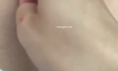 《重磅✅模特私拍㊙️泄密》最新重庆大二学妹mei赚外快模特群顶格约拍被摄影师蹭B抠B掰B可惜J8不太给力2
