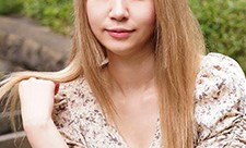 一个非常热爱性的素人女孩，她决定出演 AV 来寻求刺激。椎名美优