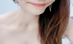 新来的妹mei子丝袜高跟大长腿，全程露脸激ji情大秀，道具玩弄骚穴爆菊花，淫水打湿地板，互动狼友撩骚掰开看特写